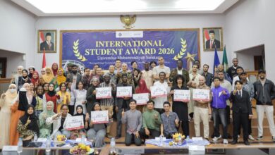 Rektor, pimpinan, dan mahasiswa internasional UMS berfoto bersama dalam ajang International Student Award 2026 UMS di Auditorium Djazman.