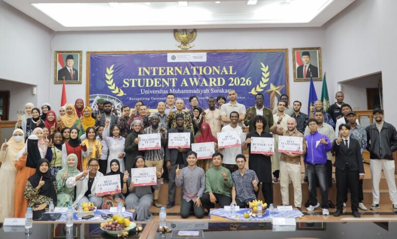 Rektor, pimpinan, dan mahasiswa internasional UMS berfoto bersama dalam ajang International Student Award 2026 UMS di Auditorium Djazman.
