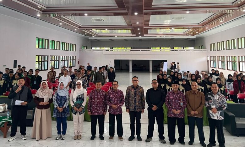 Foto bersama jajaran pimpinan kampus, narasumber, dan peserta Workshop Bina Talenta dalam upaya mempercepat hilirisasi riset UMPWR guna mendorong inovasi daerah Purworejo.
