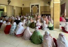 Siswi SD Muhammadiyah Program Unggulan Gedongan duduk rapi mengenakan mukena saat mengikuti kegiatan Morning Prayer di masjid sekolah.