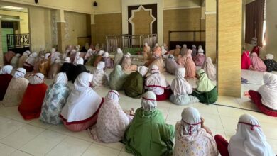 Siswi SD Muhammadiyah Program Unggulan Gedongan duduk rapi mengenakan mukena saat mengikuti kegiatan Morning Prayer di masjid sekolah.