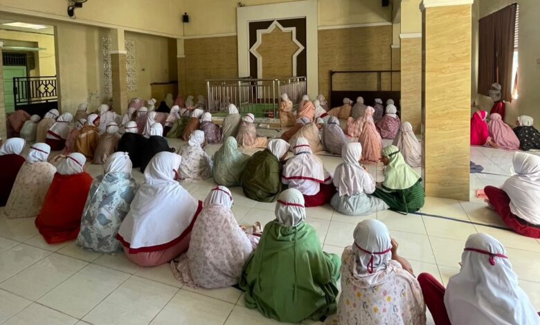 Siswi SD Muhammadiyah Program Unggulan Gedongan duduk rapi mengenakan mukena saat mengikuti kegiatan Morning Prayer di masjid sekolah.