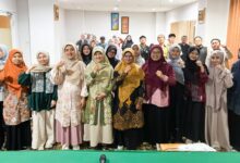 Peserta Media Gathering Muktamar ke-15 Nasyiatul Aisyiyah (NA) berfoto bersama dengan pose mengepalkan tangan di Syariah Hotel Solo.