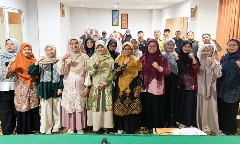 Peserta Media Gathering Muktamar ke-15 Nasyiatul Aisyiyah (NA) berfoto bersama dengan pose mengepalkan tangan di Syariah Hotel Solo.