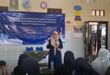 Dosen UMS sedang memaparkan materi penyusunan modul PHBS PAUD untuk mewujudkan Sekolah Sehat di TK Aisyiyah Laweyan Surakarta.