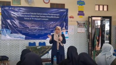 Dosen UMS sedang memaparkan materi penyusunan modul PHBS PAUD untuk mewujudkan Sekolah Sehat di TK Aisyiyah Laweyan Surakarta.