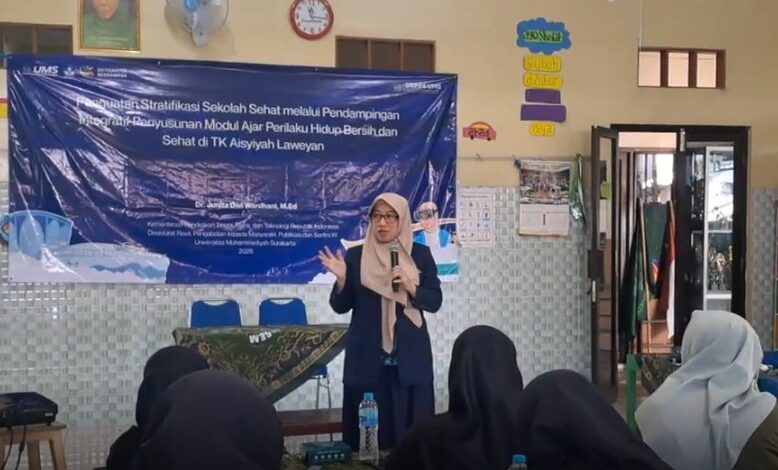 Dosen UMS sedang memaparkan materi penyusunan modul PHBS PAUD untuk mewujudkan Sekolah Sehat di TK Aisyiyah Laweyan Surakarta.
