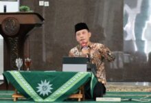 Wakil Rektor I Unimus Prof. Dr. Budi Santosa, M.Si., Med., menyampaikan materi dalam Pengajian Kamis Pagi Unimus berfokus pada tema kampus unggul berdaya saing global.