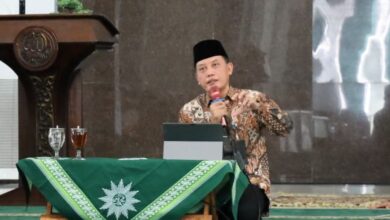 Wakil Rektor I Unimus Prof. Dr. Budi Santosa, M.Si., Med., menyampaikan materi dalam Pengajian Kamis Pagi Unimus berfokus pada tema kampus unggul berdaya saing global.
