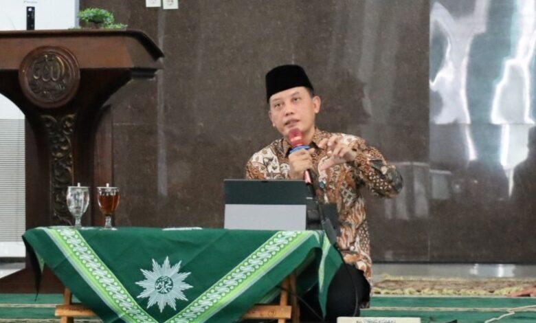Wakil Rektor I Unimus Prof. Dr. Budi Santosa, M.Si., Med., menyampaikan materi dalam Pengajian Kamis Pagi Unimus berfokus pada tema kampus unggul berdaya saing global.