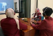 Tiga mahasiswa UNIMUS bersiaran di studio Radio Purwodadi FM untuk memaparkan strategi pemberdayaan UMKM desa.