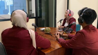 Tiga mahasiswa UNIMUS bersiaran di studio Radio Purwodadi FM untuk memaparkan strategi pemberdayaan UMKM desa.