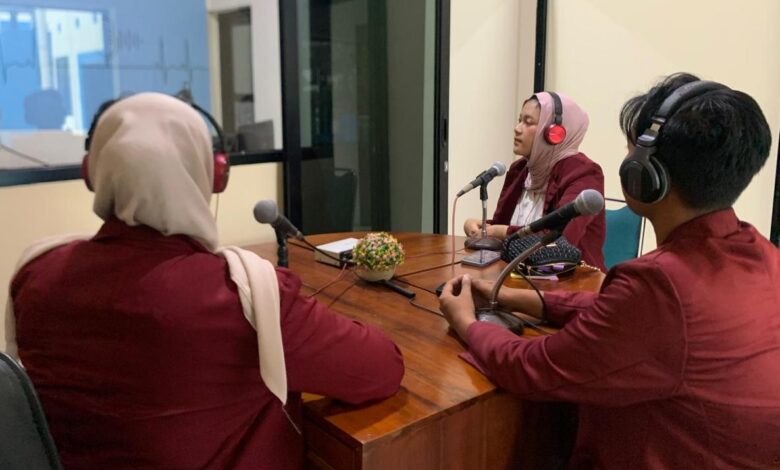 Tiga mahasiswa UNIMUS bersiaran di studio Radio Purwodadi FM untuk memaparkan strategi pemberdayaan UMKM desa.