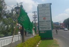 Deretan bendera hijau Muktamar Nasyiatul Aisyiyah terpasang di trotoar pinggir jalan raya depan area Syariah Hotel Solo.