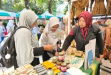 Pengunjung dan penggerak Eco Bhinneka Muhammadiyah berinteraksi di booth pameran Muktamar Nasyiatul Aisyiyah Surakarta.