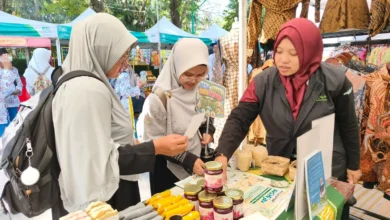 Pengunjung dan penggerak Eco Bhinneka Muhammadiyah berinteraksi di booth pameran Muktamar Nasyiatul Aisyiyah Surakarta.