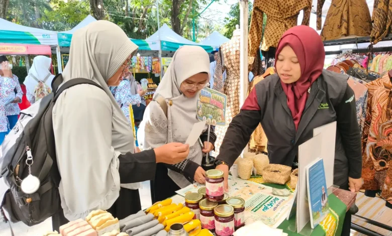 Pengunjung dan penggerak Eco Bhinneka Muhammadiyah berinteraksi di booth pameran Muktamar Nasyiatul Aisyiyah Surakarta.