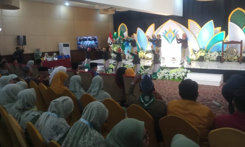 Penampilan Tari Gegala oleh siswa MIM PK Kartasura saat pembukaan Tanwir III Nasyiatul Aisyiyah di Hotel Lor In Solo.