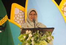 Ketua Umum PP Nasyiatul Aisyiyah Ariati Dina Puspitasari saat memberikan sambutan pada pembukaan Tanwir III Nasyiatul Aisyiyah di Surakarta.