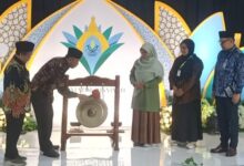 Prosesi pemukulan gong sebagai tanda pembukaan resmi Muktamar Nasyiatul Aisyiyah ke-15 oleh PP Muhammadiyah di Solo.