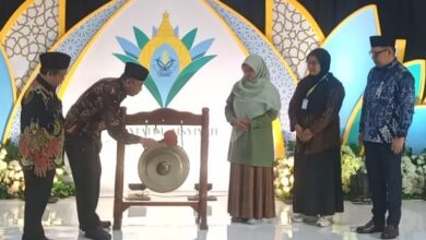 Prosesi pemukulan gong sebagai tanda pembukaan resmi Muktamar Nasyiatul Aisyiyah ke-15 oleh PP Muhammadiyah di Solo.