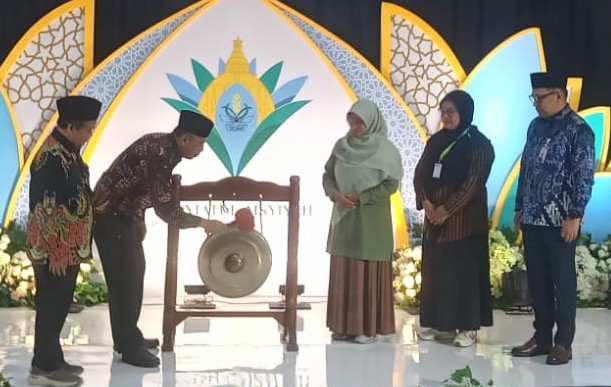 Prosesi pemukulan gong sebagai tanda pembukaan resmi Muktamar Nasyiatul Aisyiyah ke-15 oleh PP Muhammadiyah di Solo.