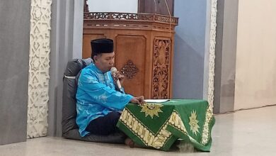 Ustadz Agus Arifin menyampaikan ceramah mengenai pahala nafkah keluarga di Masjid Al Istiqomah Tahunan, Jepara.