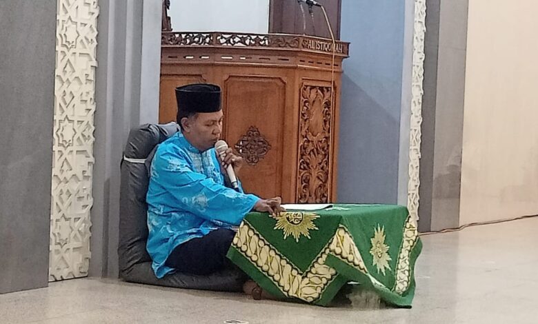 Ustadz Agus Arifin menyampaikan ceramah mengenai pahala nafkah keluarga di Masjid Al Istiqomah Tahunan, Jepara.
