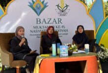 Tiga pembicara perempuan di panggung Bazar UMKM Muktamar Nasyiatul Aisyiyah ke-15 di Surakarta.