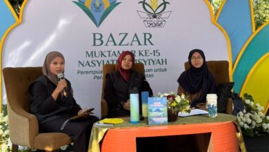 Tiga pembicara perempuan di panggung Bazar UMKM Muktamar Nasyiatul Aisyiyah ke-15 di Surakarta.