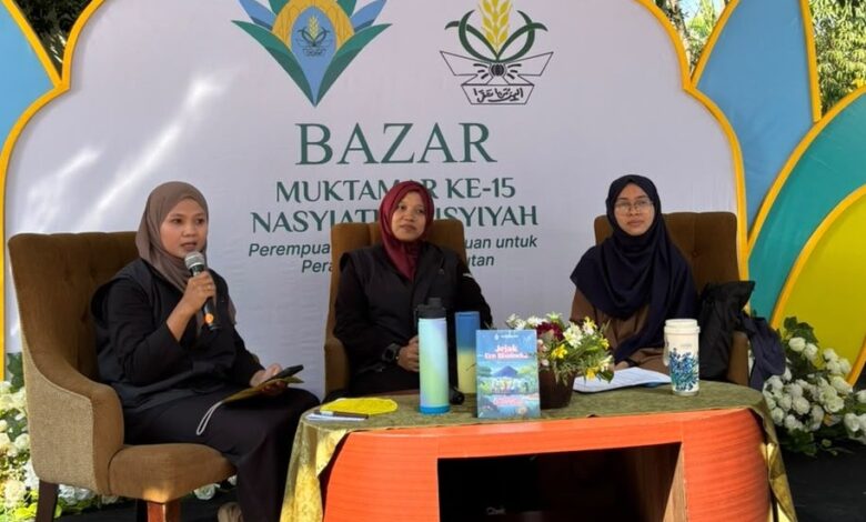 Tiga pembicara perempuan di panggung Bazar UMKM Muktamar Nasyiatul Aisyiyah ke-15 di Surakarta.