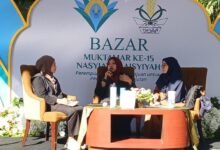 Tiga narasumber berhijab dalam diskusi talkshow di panggung Bazar Muktamar Ke-15 Nasyiatul Aisyiyah.