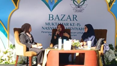 Tiga narasumber berhijab dalam diskusi talkshow di panggung Bazar Muktamar Ke-15 Nasyiatul Aisyiyah.
