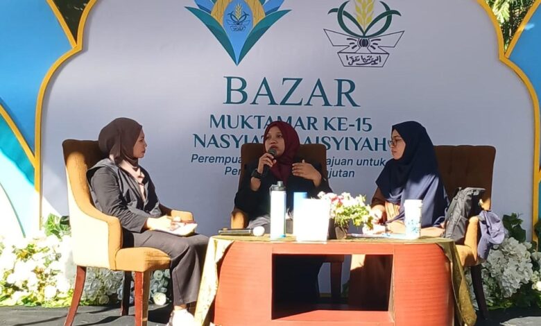 Tiga narasumber berhijab dalam diskusi talkshow di panggung Bazar Muktamar Ke-15 Nasyiatul Aisyiyah.