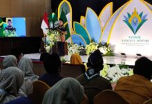 Ketua PWM Jateng KH Tafsir berpidato menjabarkan arti Tanwir Muhammadiyah di depan peserta Sidang Tanwir Nasyiatul Aisyiyah di Surakarta.