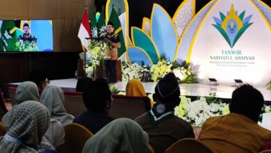 Ketua PWM Jateng KH Tafsir berpidato menjabarkan arti Tanwir Muhammadiyah di depan peserta Sidang Tanwir Nasyiatul Aisyiyah di Surakarta.