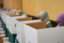 Peserta Tanwir 3 Nasyiatul Aisyiyah memberikan hak suara di bilik suara untuk memilih 39 Calon Tetap PPNA 2026-2030 di Surakarta.