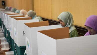 Peserta Tanwir 3 Nasyiatul Aisyiyah memberikan hak suara di bilik suara untuk memilih 39 Calon Tetap PPNA 2026-2030 di Surakarta.