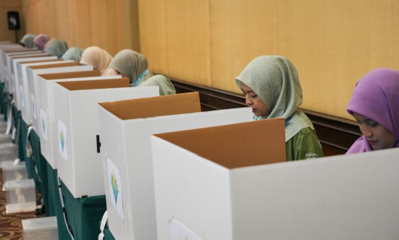Peserta Tanwir 3 Nasyiatul Aisyiyah memberikan hak suara di bilik suara untuk memilih 39 Calon Tetap PPNA 2026-2030 di Surakarta.