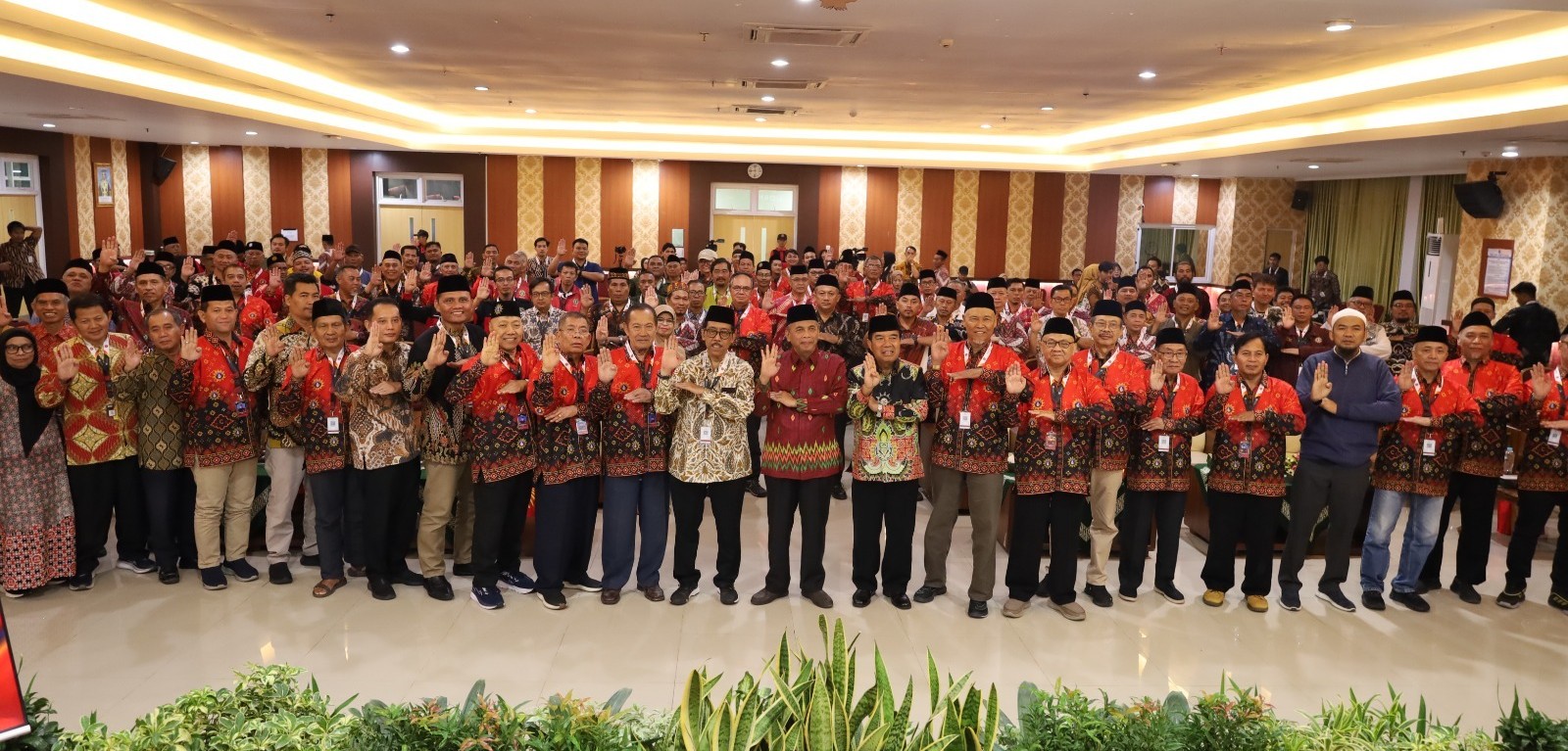 Ratusan delegasi pria berpeci dan berbatik Tapak Suci berpose foto grup di aula besar setelah pembukaan Sidang Tanwir Muktamar XVI di Semarang.