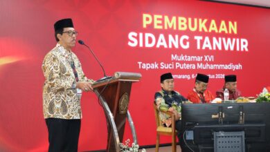 Pria berpeci memberikan sambutan di podium dengan latar belakang layar bertuliskan "Pembukaan Sidang Tanwir Muktamar XVI Tapak Suci" di Semarang.