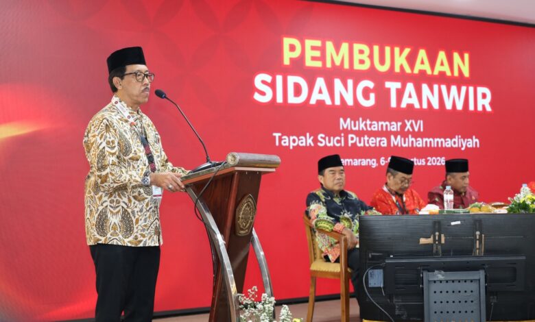 Pria berpeci memberikan sambutan di podium dengan latar belakang layar bertuliskan "Pembukaan Sidang Tanwir Muktamar XVI Tapak Suci" di Semarang.