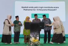 Ketua Umum PP Muhammadiyah Haedar Nashir beserta pimpinan lainnya menekan layar digital sebagai simbol peresmian pada Pembukaan Muktamar Nasyiatul Aisyiyah 2026.