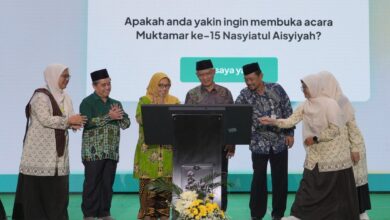 Ketua Umum PP Muhammadiyah Haedar Nashir beserta pimpinan lainnya menekan layar digital sebagai simbol peresmian pada Pembukaan Muktamar Nasyiatul Aisyiyah 2026.