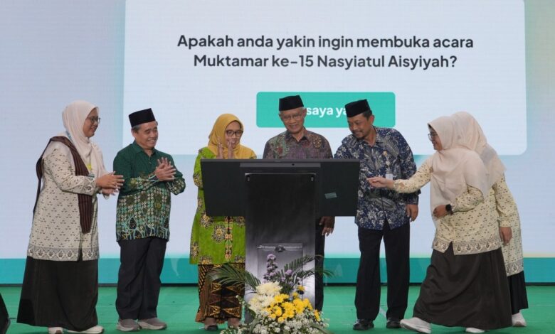 Ketua Umum PP Muhammadiyah Haedar Nashir beserta pimpinan lainnya menekan layar digital sebagai simbol peresmian pada Pembukaan Muktamar Nasyiatul Aisyiyah 2026.
