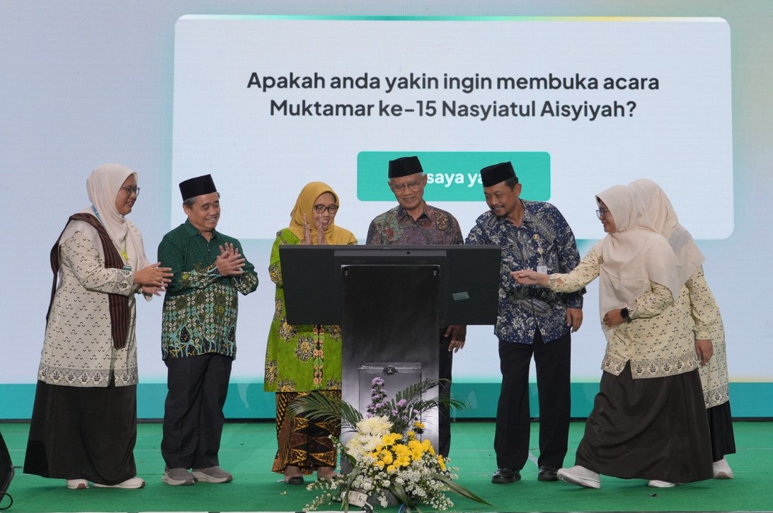 Ketua Umum PP Muhammadiyah Haedar Nashir beserta pimpinan lainnya menekan layar digital sebagai simbol peresmian pada Pembukaan Muktamar Nasyiatul Aisyiyah 2026.