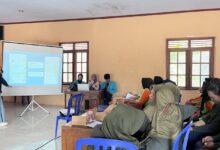 Mahasiswi Tim PPK Ormawa UMS memaparkan strategi pemasaran digital menggunakan slide presentasi di hadapan kelompok Ibupreneur pelaku UMKM Desa Musuk, Boyolali.