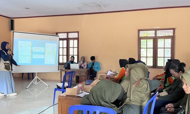 Mahasiswi Tim PPK Ormawa UMS memaparkan strategi pemasaran digital menggunakan slide presentasi di hadapan kelompok Ibupreneur pelaku UMKM Desa Musuk, Boyolali.