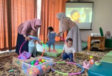 Anak-anak bermain dengan pendamping di fasilitas taman asuh anak EMINA saat perhelatan Muktamar Nasyiatul Aisyiyah.