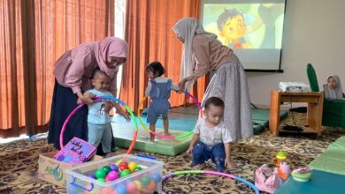 Anak-anak bermain dengan pendamping di fasilitas taman asuh anak EMINA saat perhelatan Muktamar Nasyiatul Aisyiyah.